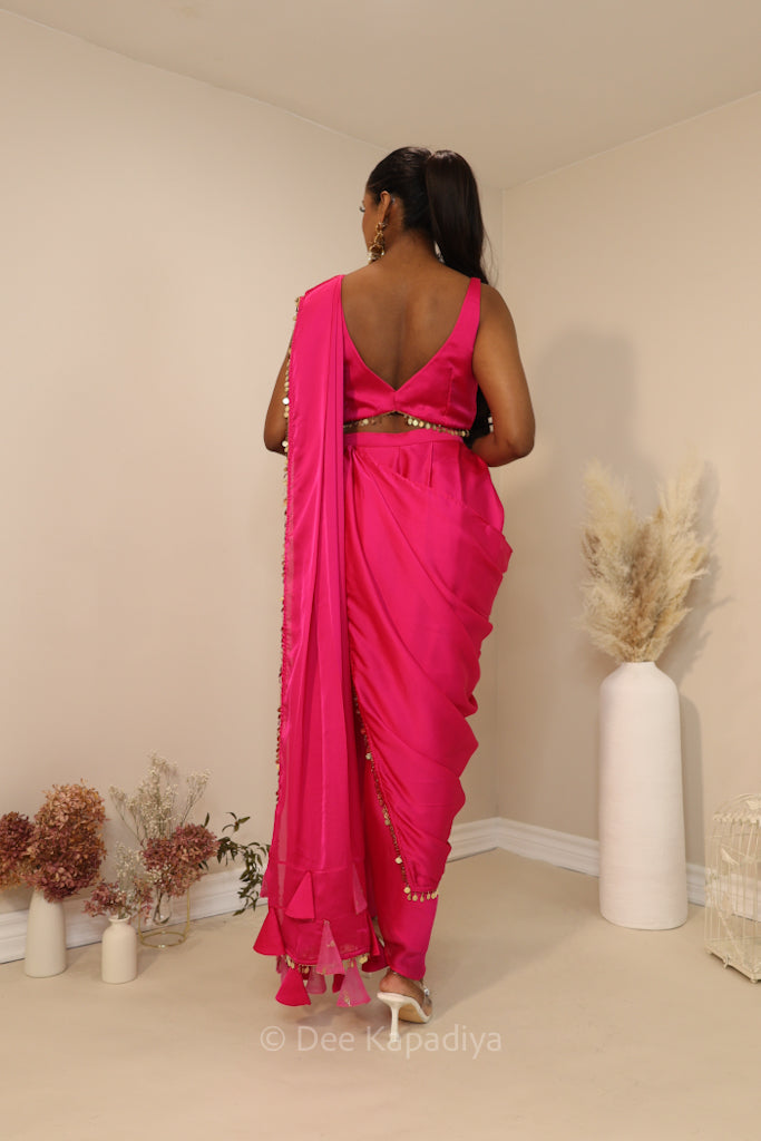Geet from Jabwemet giving you all the hot pink vibes in this gorgeous silky dhoti saree with corset for mehendi or fiesta event